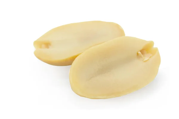 Amendoins torrados isolados em fundo branco com caminho de recorte — Fotografia de Stock