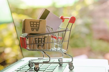 Çevrimiçi alışveriş kavramı - Paket veya karton kutu ve alışveriş