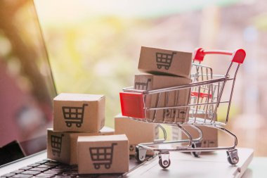 Çevrimiçi alışveriş kavramı - Paket veya karton kutu ve alışveriş