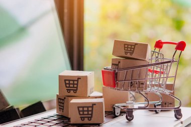 Çevrimiçi alışveriş kavramı - Paket veya karton kutu ve alışveriş