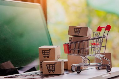 Çevrimiçi alışveriş kavramı - Paket veya karton kutu ve alışveriş