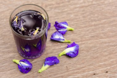 Kelebek arkaplanda bezelye suyu ve bezelye çiçeği.