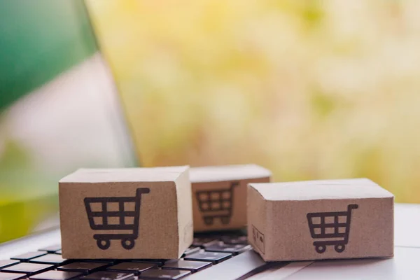 Compras Online Caixas Papel Pacote Com Logotipo Carrinho Compras Teclado — Fotografia de Stock