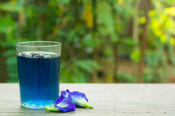 Butterfly pea juice and butterfly pea flower on wood background — Stock Photo, Image