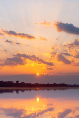 Gün batımı yansıma gölü. Bulutların ardında güzel bir gün batımı