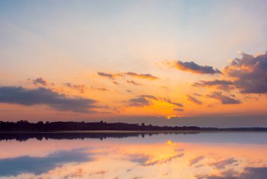 Gün batımı yansıma gölü. Bulutların ardında güzel bir gün batımı