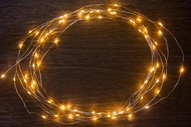 Noel ışıkları koyu ahşap süslemeyi kopya alanı ile donatır. 