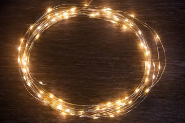 Noel ışıkları koyu ahşap süslemeyi kopya alanı ile donatır. 