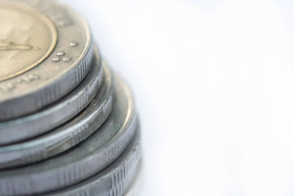 Close up Stack di monete su sfondo bianco con spazio per la copia — Foto Stock