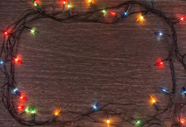 Karanlık ahşap arka planda Noel ışıkları. Mutlu Noeller. 