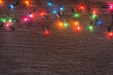 Karanlık ahşap arka planda Noel ışıkları. Mutlu Noeller. 