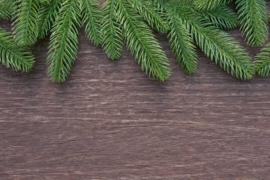 Ağaçların üzerinde köknar dalları olan Noel süslemeleri.