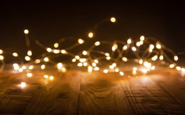 Ahşap arka planda noel ışıklarını yok et. seçici odak o