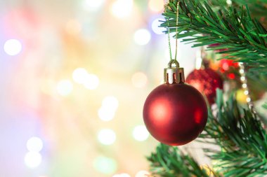 Noel süsü. Çam dallarına kırmızı toplar asmak Noel 'de