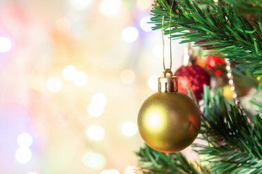 Noel süsü. Çam dallarına altın toplar asan İsa