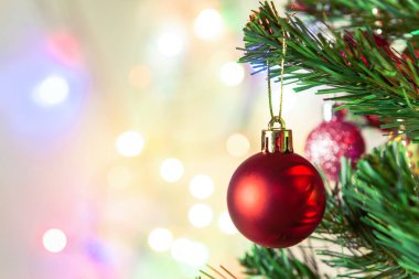 Noel süsü. Çam dallarına kırmızı toplar asmak Noel 'de