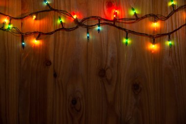 Karanlık ahşap arka planda Noel ışıkları. Mutlu Noeller. 