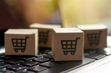 İnternetten alışveriş - karton kutular ya da alışveriş arabalı paket