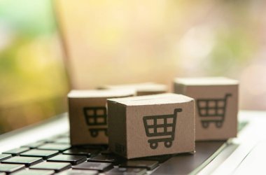 İnternetten alışveriş - karton kutular ya da alışveriş arabalı paket