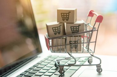 Çevrimiçi alışveriş kavramı - Paket veya karton kutu ve alışveriş