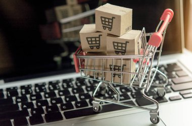 Çevrimiçi alışveriş kavramı - Paket veya karton kutu ve alışveriş