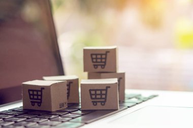 İnternetten alışveriş - karton kutular ya da alışveriş arabalı paket