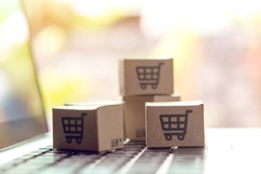 İnternetten alışveriş - karton kutular ya da alışveriş arabalı paket