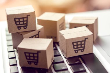 İnternetten alışveriş - karton kutular ya da alışveriş arabalı paket