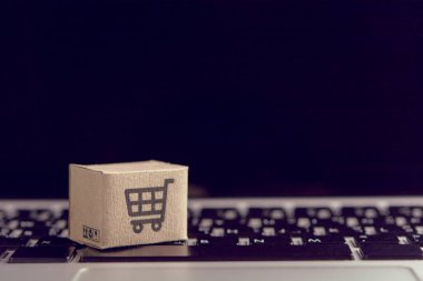 İnternetten alışveriş - karton kutular ya da alışveriş arabalı paket