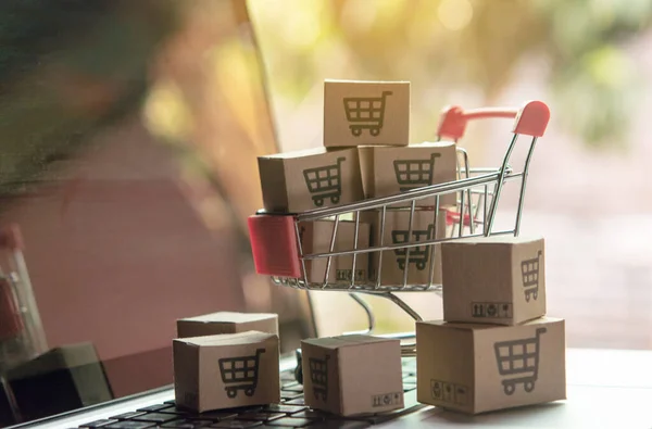 Concepto de compras en línea - Envases o cajas de papel con un shoppin —  Fotos de Stock