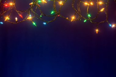 Mavi arka plan kopya alanı ile Noel ışıkları