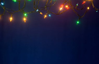 Mavi arka plan kopya alanı ile Noel ışıkları