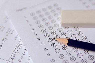 Cevap kağıdındaki kalem ve silgi ya da standartlaştırılmış test formu zekası
