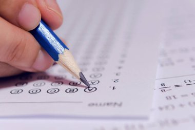 Öğrenciler, s cevabında seçilen kalem yazma seçeneğini ellerinde tutuyorlar