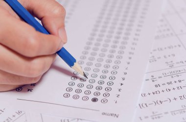 Öğrenciler, s cevabında seçilen kalem yazma seçeneğini ellerinde tutuyorlar