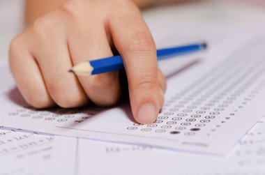 Öğrenciler, s cevabında seçilen kalem yazma seçeneğini ellerinde tutuyorlar