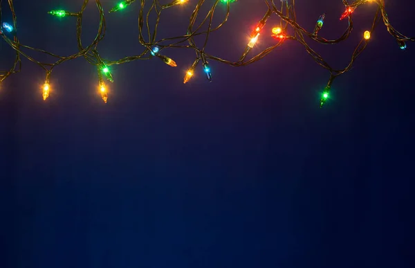 Luces de Navidad sobre fondo azul con espacio para copiar — Foto de Stock