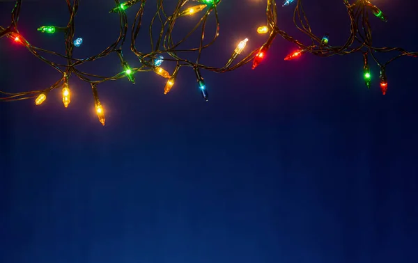 Luces de Navidad sobre fondo azul con espacio para copiar — Foto de Stock