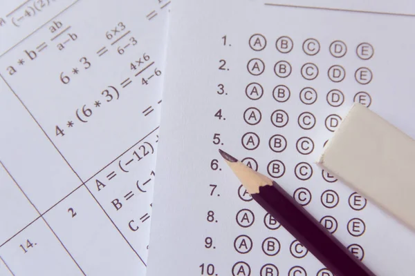Lápiz y goma de borrar en hojas de respuesta o formulario de prueba estandarizado ingenio — Foto de Stock