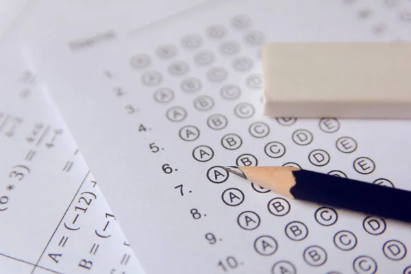 Lápiz y goma de borrar en hojas de respuesta o formulario de prueba estandarizado ingenio — Foto de Stock