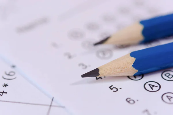 Lápiz en hojas de respuestas o formulario de prueba estandarizado con respuestas b —  Fotos de Stock