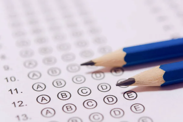 Lápiz en hojas de respuestas o formulario de prueba estandarizado con respuestas b — Foto de Stock