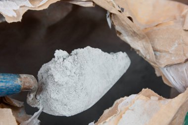 Çimento tozu ve malalı çanta paketi.