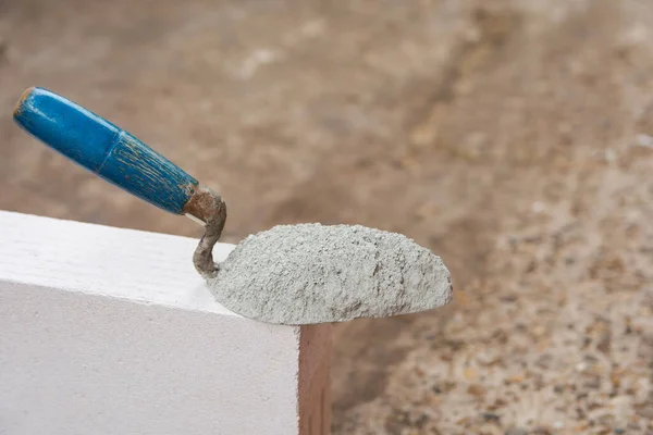 작업을 가볍게 콘크리트 벽돌을 시멘트 분말이나 흙탕물 — 스톡 사진