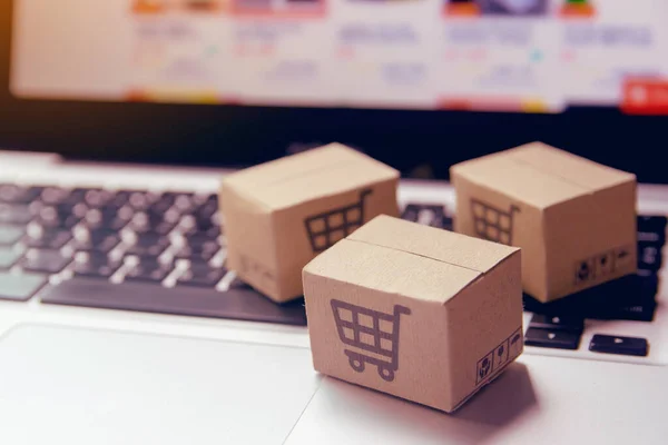 Online Shopping Paper Cartons Parcel Shopping Cart Logo Laptop Keyboard — Stock Photo, Image