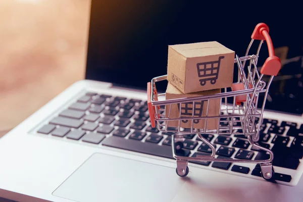 Shopping Online Concept Pakket Papieren Doosjes Met Een Winkelwagen Logo — Stockfoto