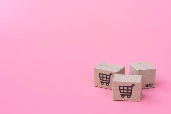분홍색 배경에 상자나 온라인 소비자들은 서비스에서 쇼핑을 수있다 가지고 — 스톡 사진