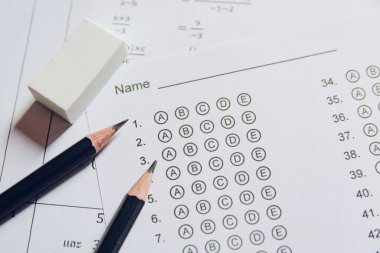 Cevap kağıdındaki kalem ve silgi ya da cevapları kabarcıklı standart test formu. çoklu seçim cevap sayfası