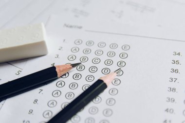 Cevap kağıdındaki kalem ve silgi ya da cevapları kabarcıklı standart test formu. çoklu seçim cevap sayfası