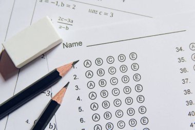 Cevap kağıdındaki kalem ve silgi ya da cevapları kabarcıklı standart test formu. çoklu seçim cevap sayfası